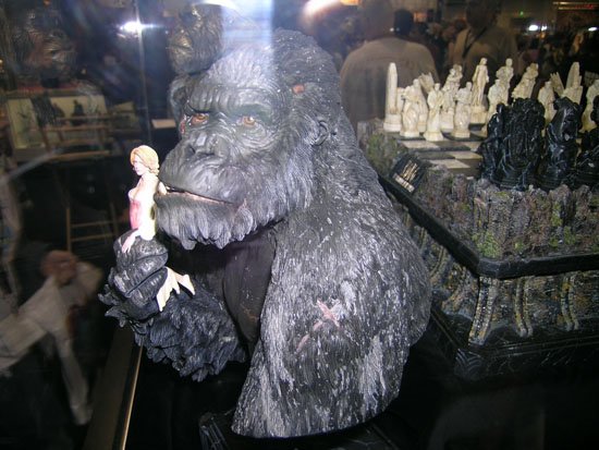 Comic-Con 2005: King Kong Busts - 550x413, 56kB