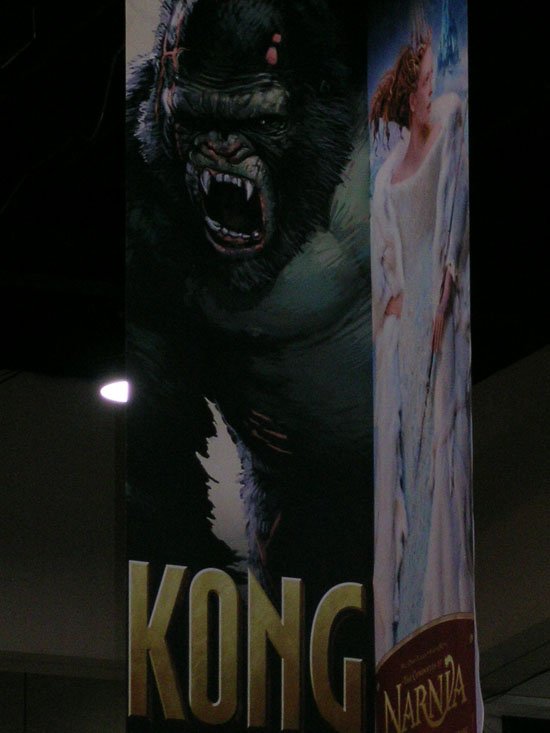 Comic-Con 2005: King Kong Busts - 550x733, 49kB
