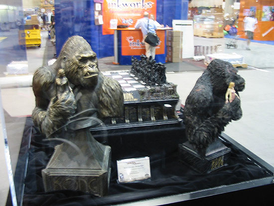 Comic-Con 2005: King Kong Busts - 550x413, 65kB
