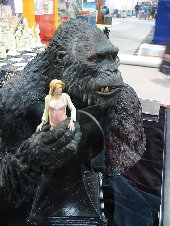 Comic-Con 2005: King Kong Busts - 550x733, 110kB
