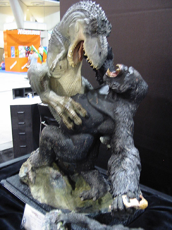Comic-Con 2005: King Kong Busts - 550x733, 105kB