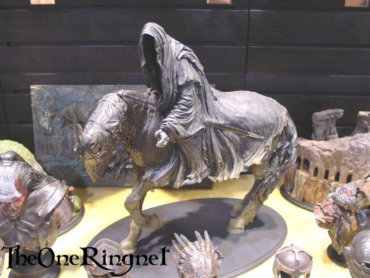 Nazgul on Horseback Statue from Sideshow Toy - 533x400, 43kB