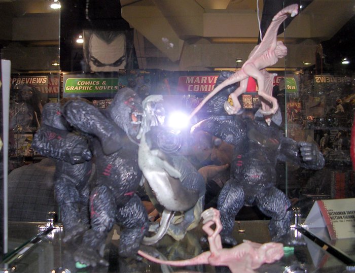 Comic-Con 2005: King Kong Goodies - 700x538, 79kB