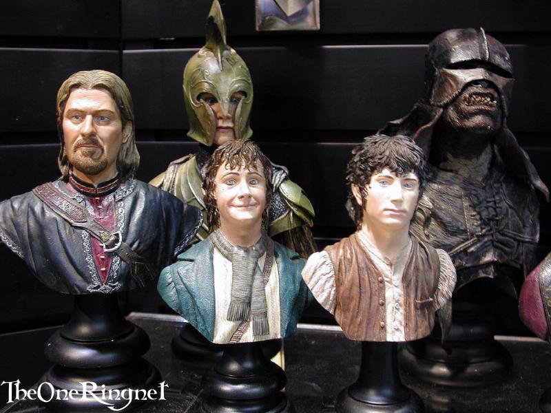 Sideshow Toy Busts at Comic-Con 2001 - 800x600, 76kB
