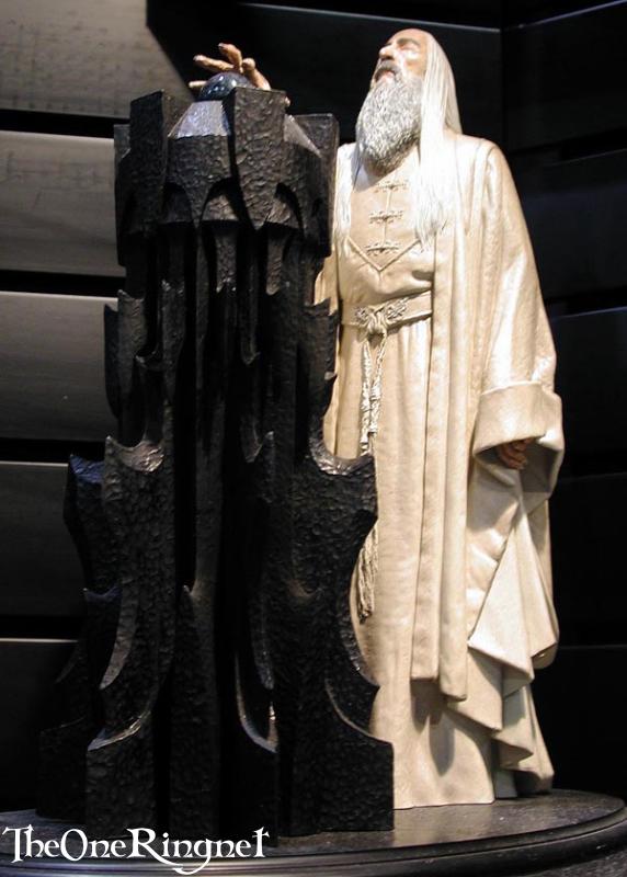 Saruman Sideshow Toy Bust at Comic-Con 2001 - 572x800, 57kB