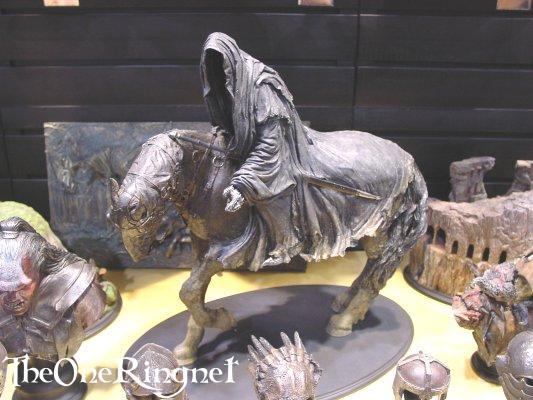 Nazgul on Horseback Statue from Sideshow Toy - 533x400, 42kB