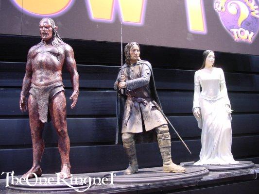 Lurtz, Aragorn & Arwen Sideshow Toy Statues at Comic-Con 2001 - 533x400, 40kB