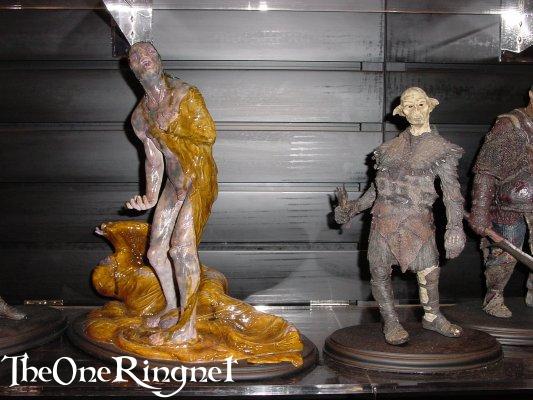 Uruk Pod and Orc  Sideshow Toy Statues at Comic-Con 2001 - 533x400, 45kB