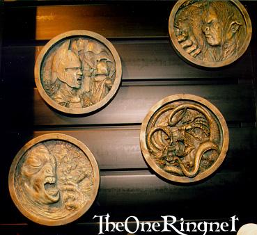 LOTR Medallion Pictures from Comic-Con 2001 - 369x338, 28kB
