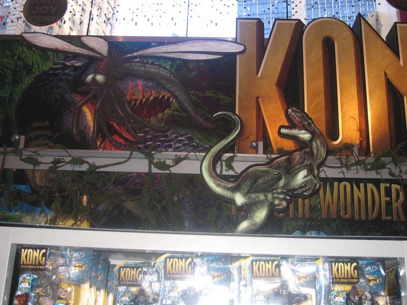 Toys R Us in Times Square Displays Kong - 800x600, 112kB