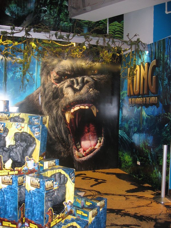 Toys R Us in Times Square Displays Kong - 600x800, 150kB