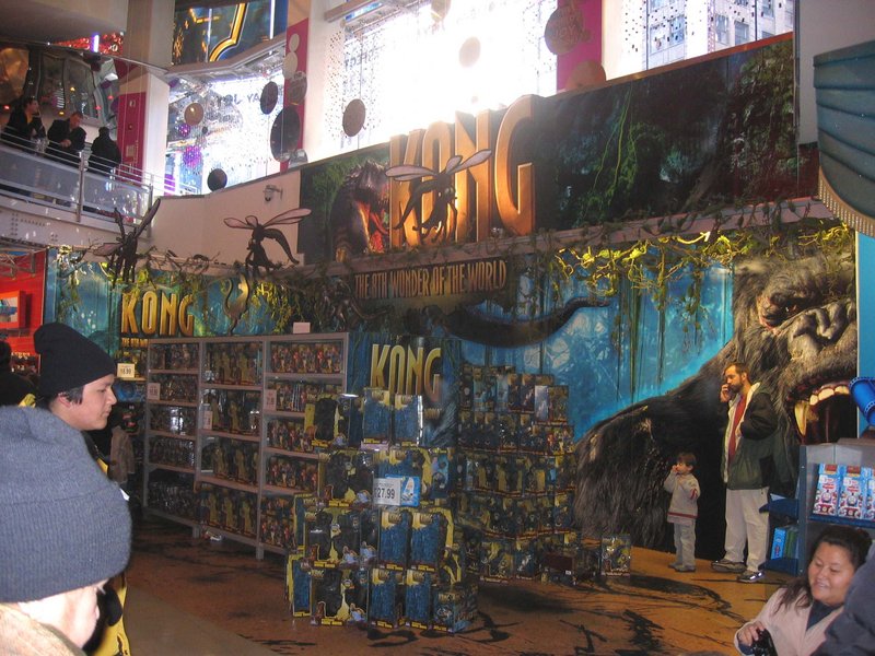 Toys R Us in Times Square Displays Kong - 800x600, 126kB