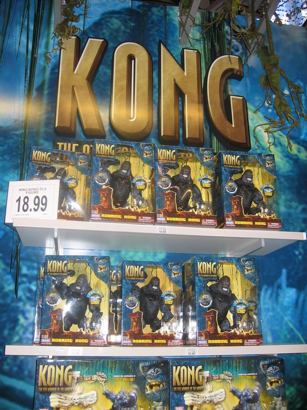 Toys R Us in Times Square Displays Kong - 600x800, 151kB