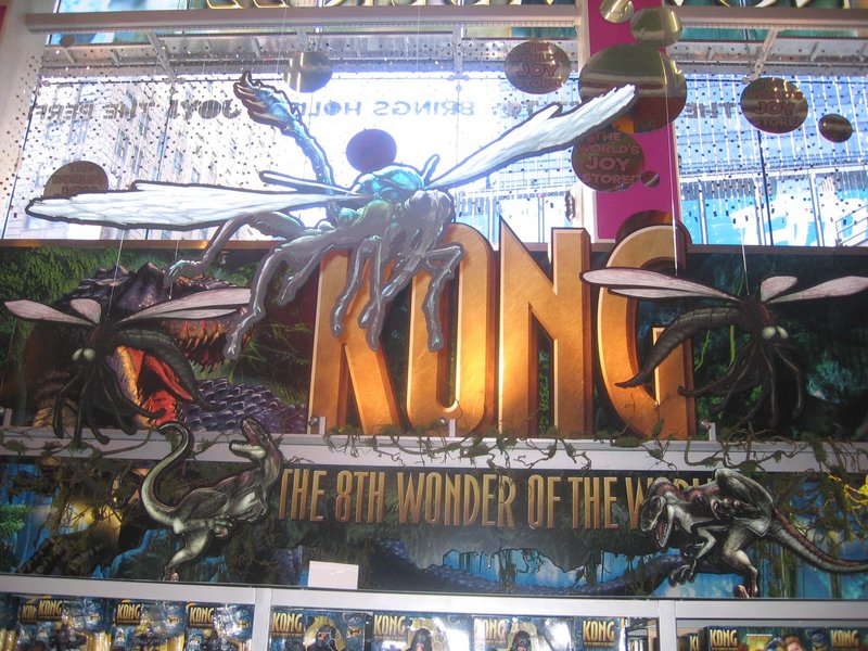 Toys R Us in Times Square Displays Kong - 800x600, 140kB