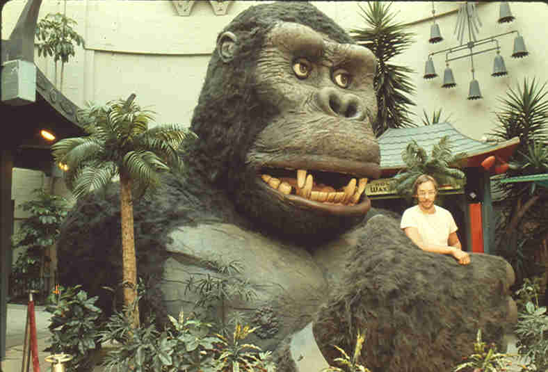 1983 KONG Party - 788x535, 37kB