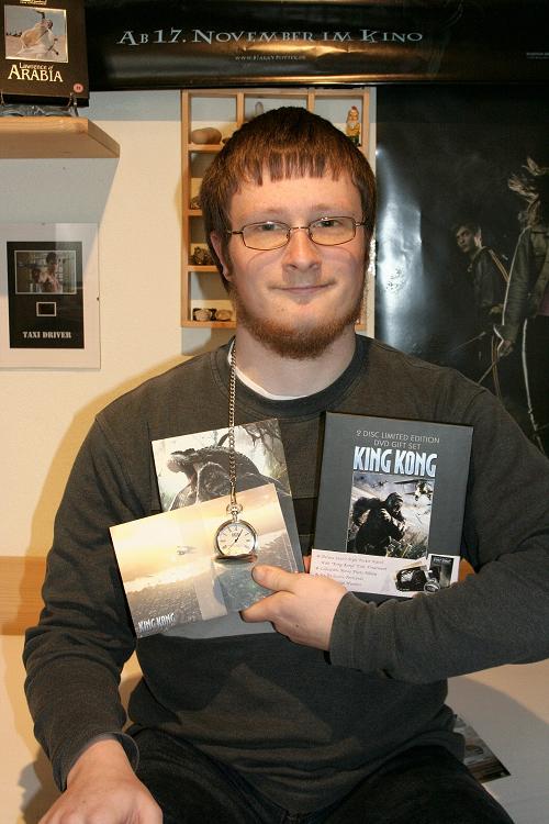 Kong Fan with His DVD - 500x750, 58kB