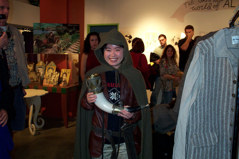 A fan poses with The Horn Of Gondor and Sam's Sword - 800x531, 98kB
