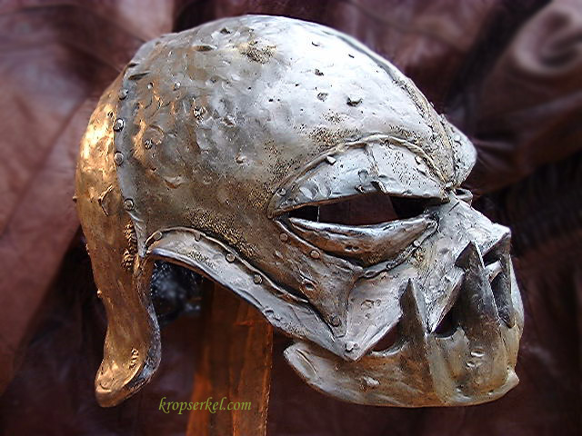 Side Angle Of Orc Helm - 640x480, 92kB