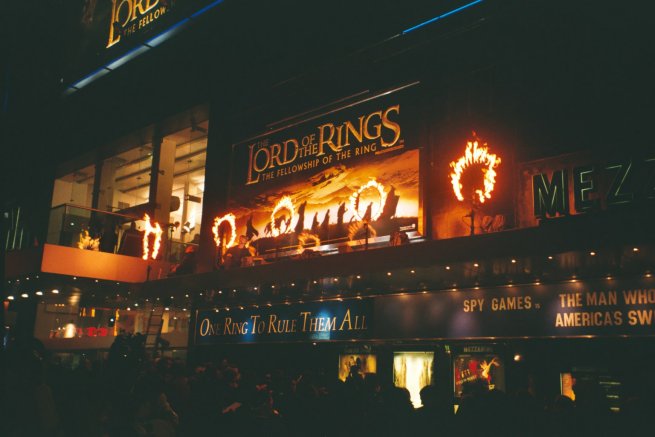 London Premiere Pictures: Rings of Fire - 655x437, 44kB