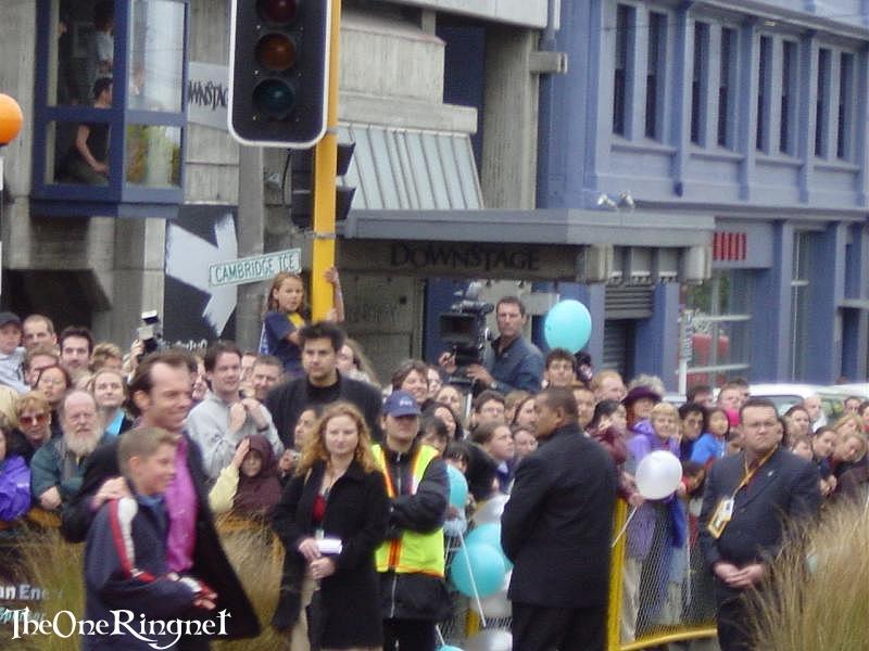 Hugo Weaving arrives at the Wellington FOTR Premiere - 800x600, 74kB