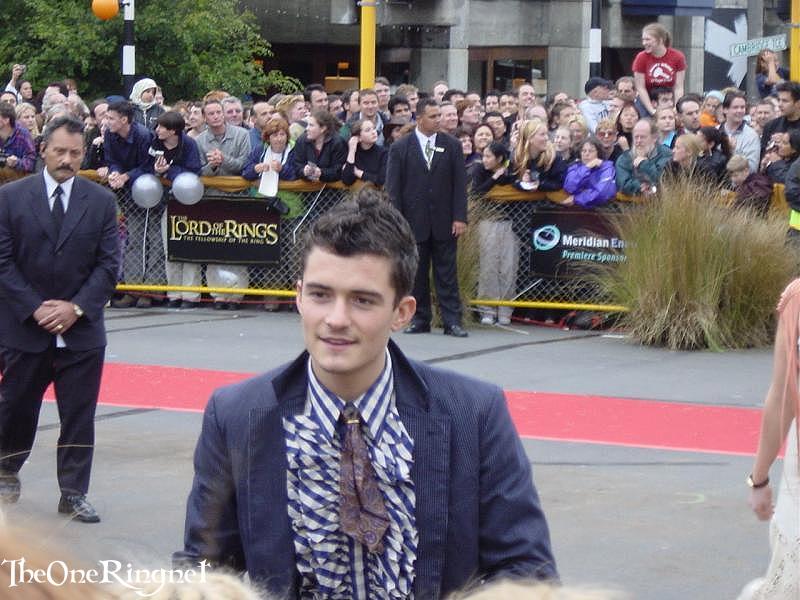 Orlando Bloom Greets the Crowds at the Wellington FOTR Premiere - 800x600, 83kB