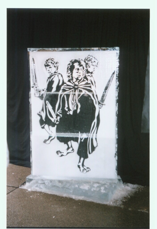 LoTR Ice Sculpture - Pippin, Merry And Sam - 550x800, 259kB