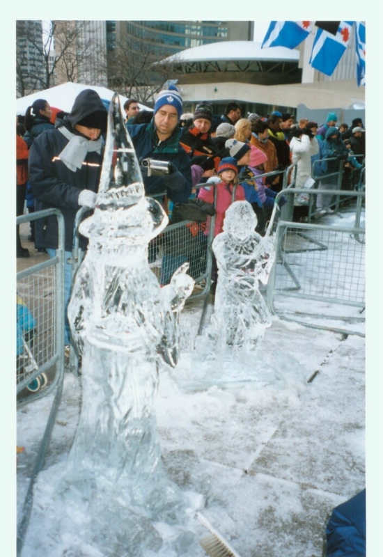 LoTR Ice Sculpture - Gandalf And Hobbit - 550x800, 336kB
