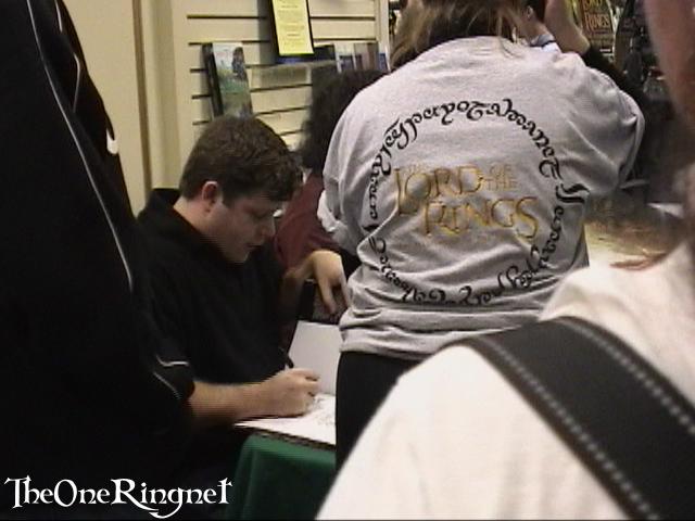 Sean Astin Signs Autograph - 640x480, 39kB