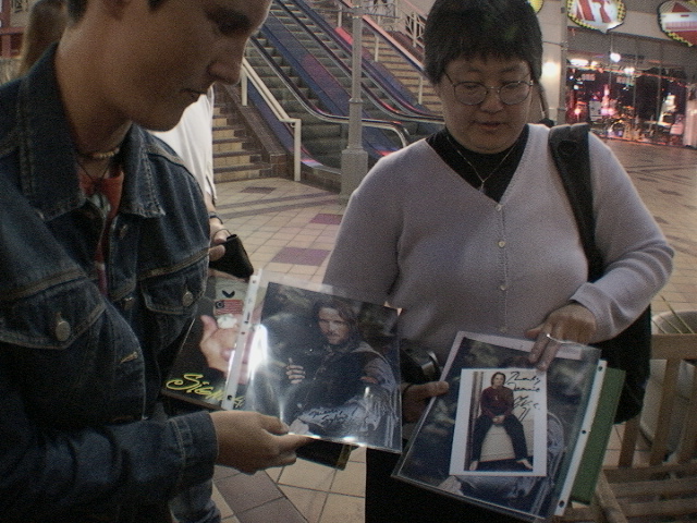 Fans show off signed pictures of Aragorn/Viggo - 640x480, 178kB