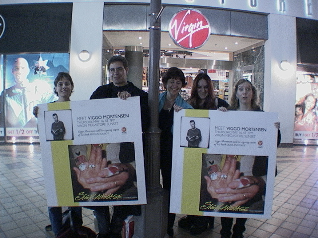 TORn Staffer Arwen & Fans hold up Viggo posters - 640x480, 186kB
