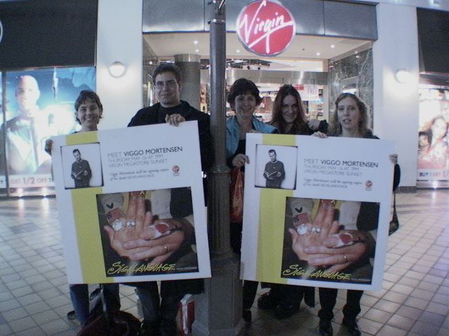 TORn Staffer Arwen & Fans hold up Viggo posters - 640x480, 190kB