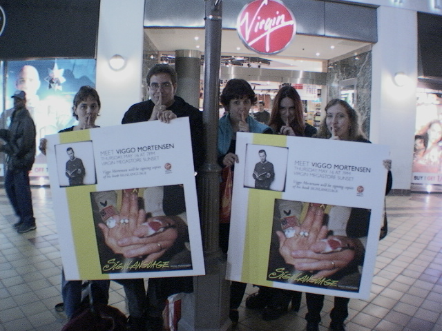 TORn Staffer Arwen & Fans hold up Viggo posters - 640x480, 162kB