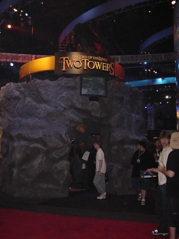 The Two Towers 'Cave' exhibit at E3 - 600x800, 49kB