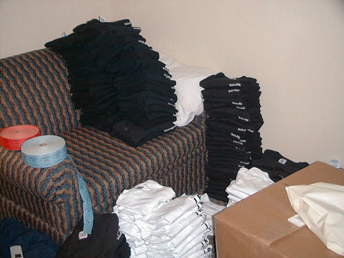 The Stack of Shirts - 500x375, 44kB