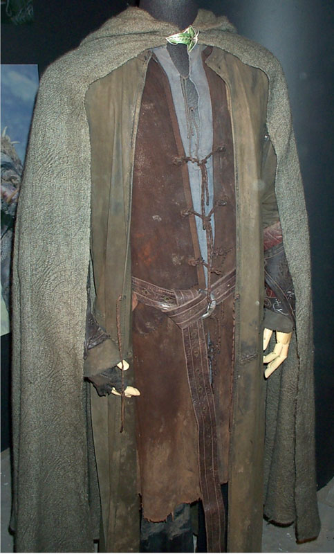 Toronto Exhibit - Aragorn Costume - 483x800, 91kB