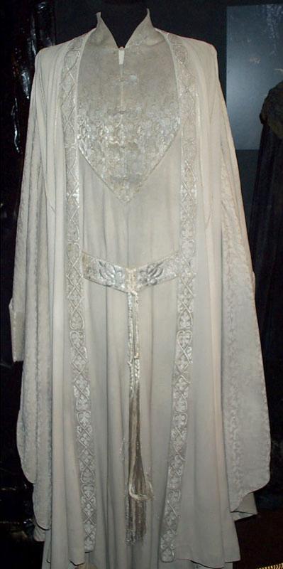Toronto Exhibit - Saruman Costume - 399x800, 39kB
