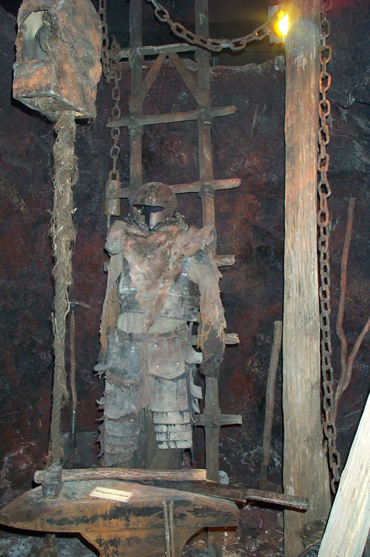 Toronto Exhibit - Caverns of Isengard - 531x800, 116kB