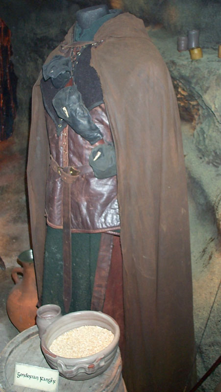 Toronto Exhibit - Gondorian Ranger - 451x800, 65kB