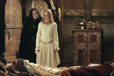 Wormtongue and Eowyn Two Towers Image - 450x300, 34kB