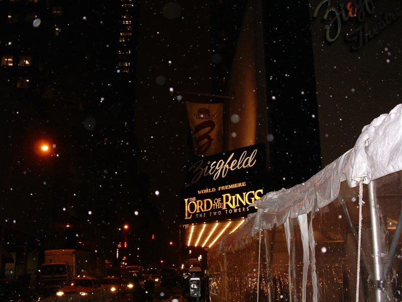 The New York Premiere of TTT - Ziegfeld exterior - 800x600, 71kB