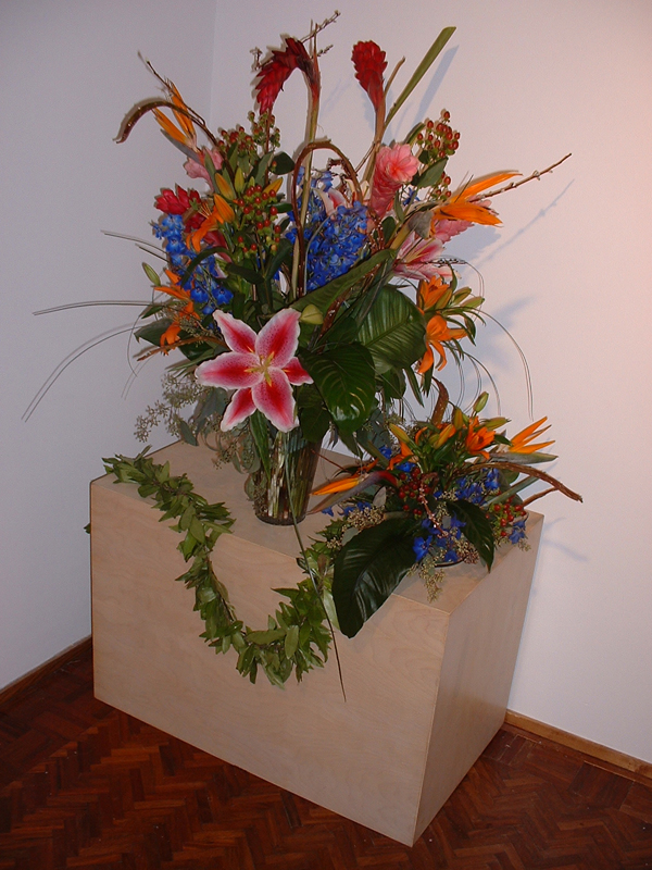 Flower Arrangement at the Richard F. Brush Gallery - 600x800, 407kB