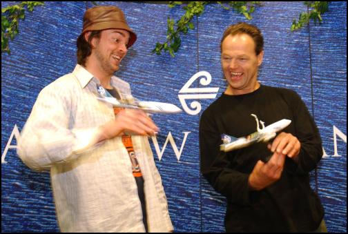 Karl Urban & Bruce Hopkins at Air NZ - 504x339, 37kB