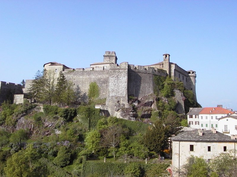 Tolkien reenactment at Bardi Castle, Italy - 800x600, 112kB