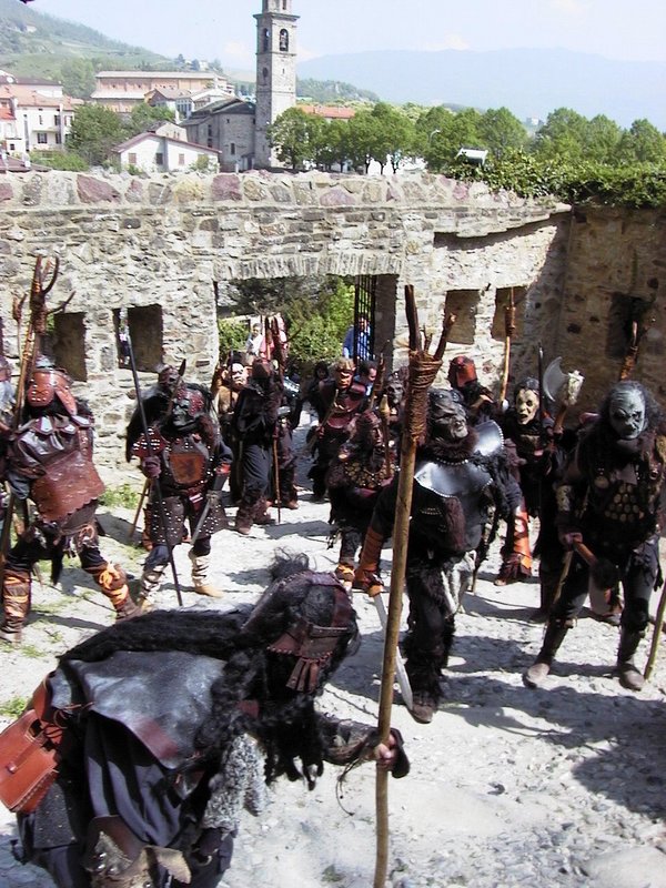 Tolkien reenactment at Bardi Castle, Italy - 600x800, 187kB