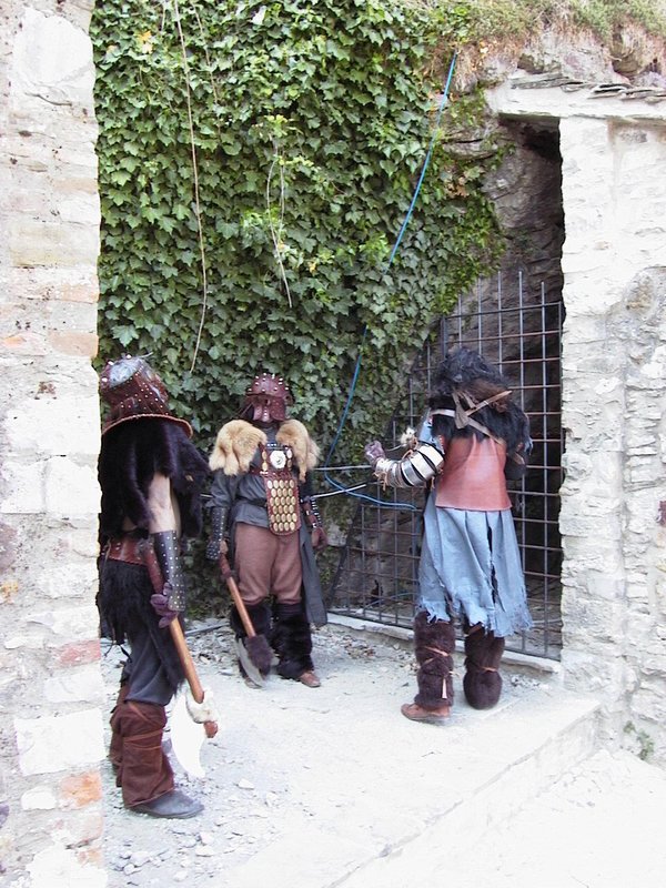 Tolkien reenactment at Bardi Castle, Italy - 600x800, 183kB