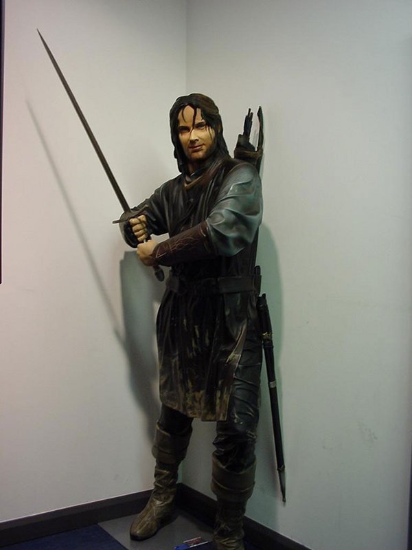 LIFE SIZED Aragorn Statue Contest! - 600x800, 44kB