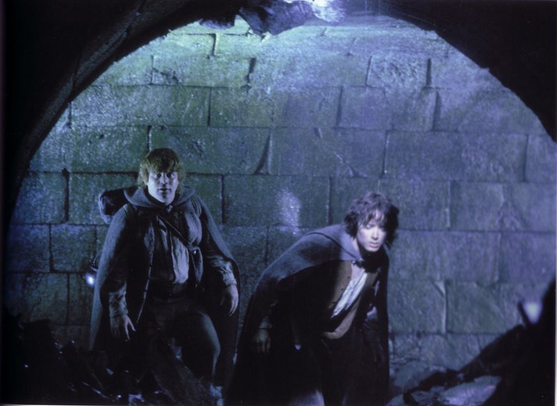 Frodo and Sam in Osgiliath - 800x584, 74kB