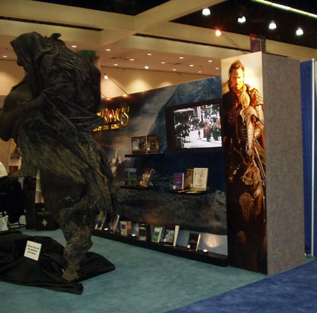 Nazgul Statue And Aragorn Poster At Book Expo America - 449x444, 37kB