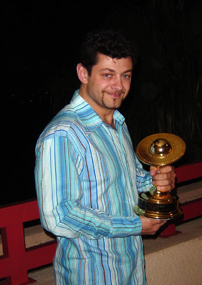 Andy Serkis and his Saturn Award - 400x563, 71kB