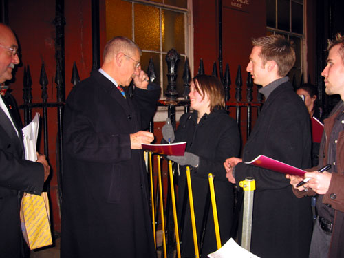 Ian McKellen Signing autographs at the Lyric stage door - 500x375, 45kB